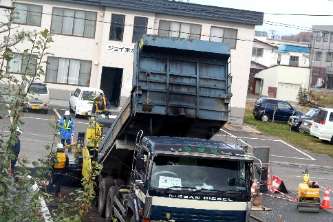 自宅の横に『念願の道路』_f0000866_8481246.jpg