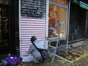 お店のシャッターに落書きされました!_f0088456_443263.jpg