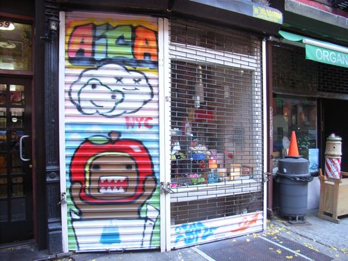 お店のシャッターに落書きされました!_f0088456_4445638.jpg