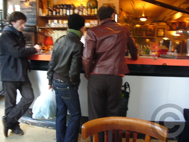 ■街角のキャフェCafe de l\'Industrie(パリ)_a0014299_19322919.jpg