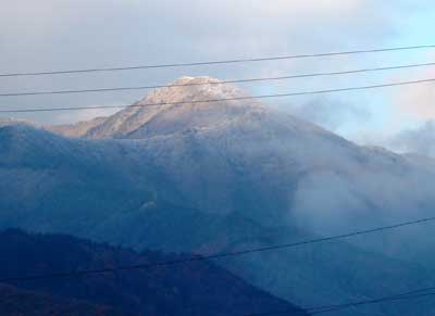 山に初雪？_d0066822_9212484.jpg