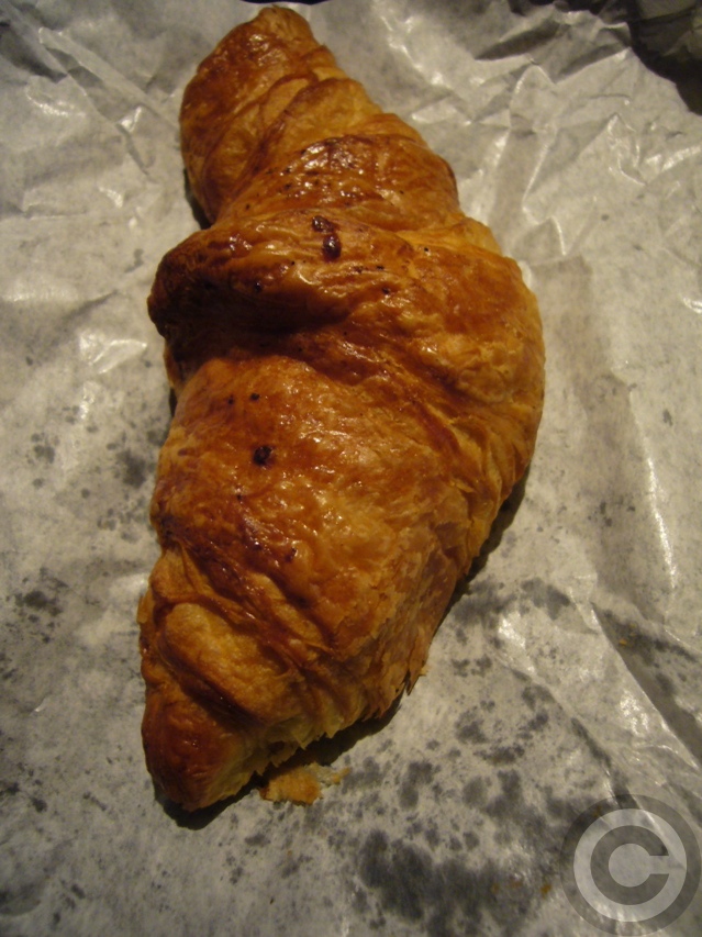 ■おいしいパン屋のクロワッサン(パリ)_a0014299_20341165.jpg
