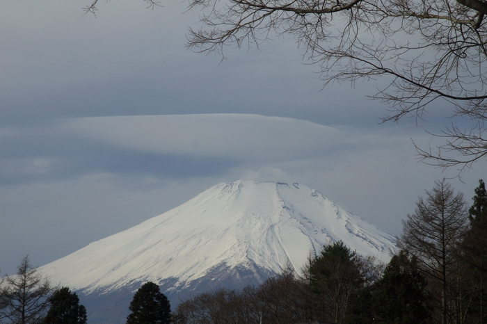 変った笠雲。_f0105478_19161852.jpg