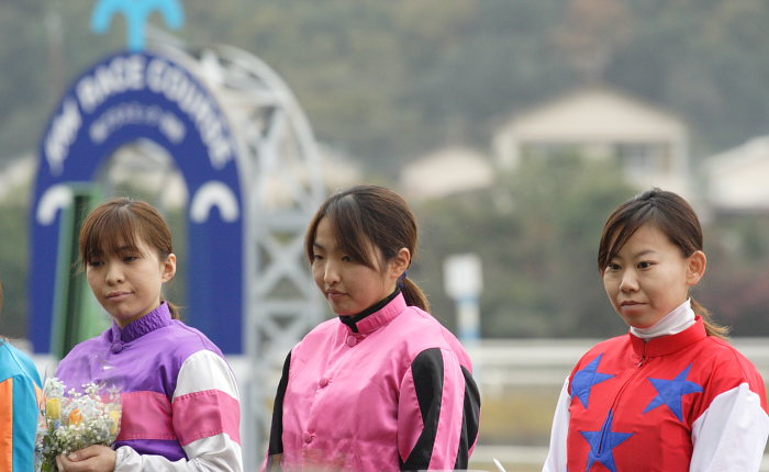 2006年12月9日(土) 高知競馬 レディースジョッキーズシリーズ出場騎手紹介式_a0077663_18483478.jpg