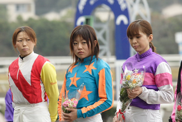 2006年12月9日(土) 高知競馬 レディースジョッキーズシリーズ出場騎手紹介式_a0077663_18485547.jpg