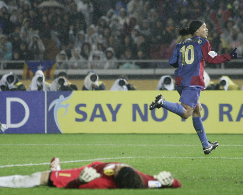 FIFA CLUB WORLD CUP 2006 -　Semifinals　- Club America (MEX) - FC Barcelona (ESP)--- Ronaldinho_e0039513_217376.jpg