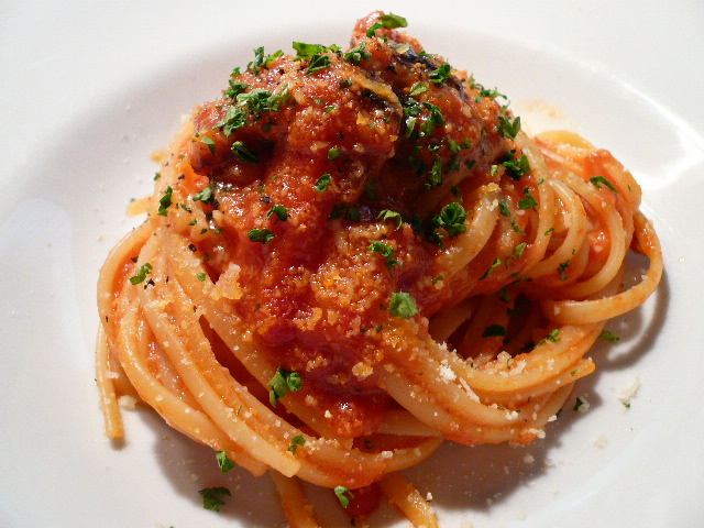 ベーコン・茄子・トマトのパスタ（ド）/蛸と帆立の蒸し煮、ほのかなスパイス風味（マ）_b0079765_1174628.jpg