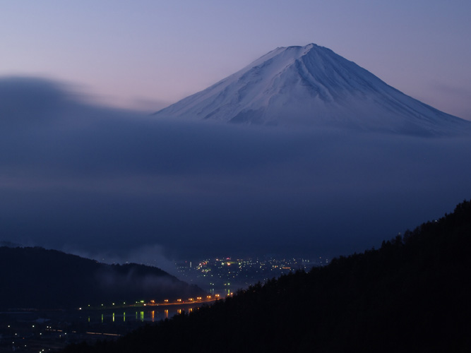 夜明け前に通りかかった御坂峠の富士は_c0006928_22101577.jpg