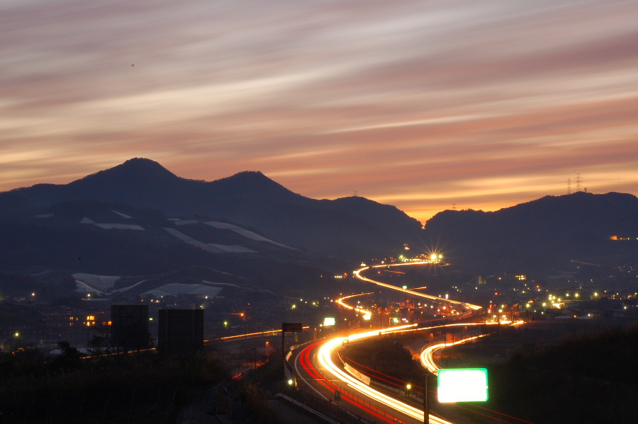 二上山と自動車道路_c0062621_16171626.jpg