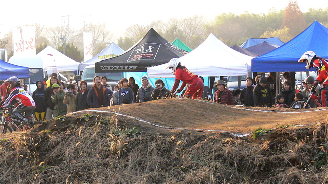JOSF緑山2006ファイナルレース　VOL 6BMXビギナー〜３０オーバーエンジョイクラスの準決〜決勝画像垂れ流し_b0065730_2334057.jpg