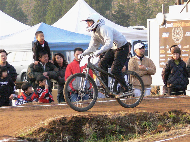 JOSF緑山2006ファイナルレース　VOL 6BMXビギナー〜３０オーバーエンジョイクラスの準決〜決勝画像垂れ流し_b0065730_23422347.jpg