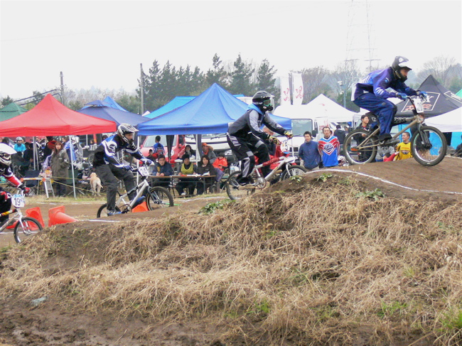 JOSF緑山2006ファイナルレース　VOL 10　BMXマスターズクラス予選〜決勝画像垂れ流し_b0065730_23244665.jpg