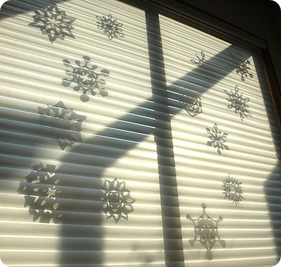 雪の結晶の窓飾り_f0118538_394341.jpg
