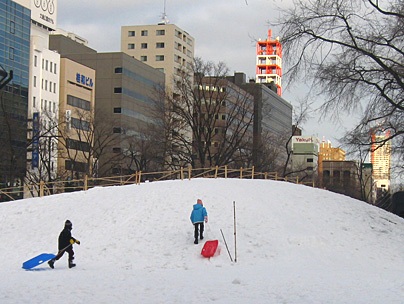 雪と遊ぶ子供2_b0055196_21403521.jpg