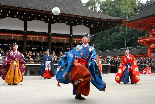 平安貴族の装束で 伝統の蹴鞠初め 京都 下鴨神社 日々好日 時には岡目八目