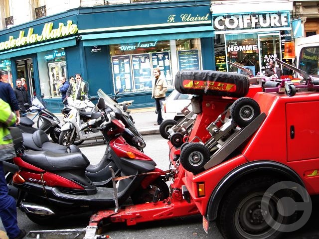 ■駐車違反(PARIS）_a0008105_6284372.jpg