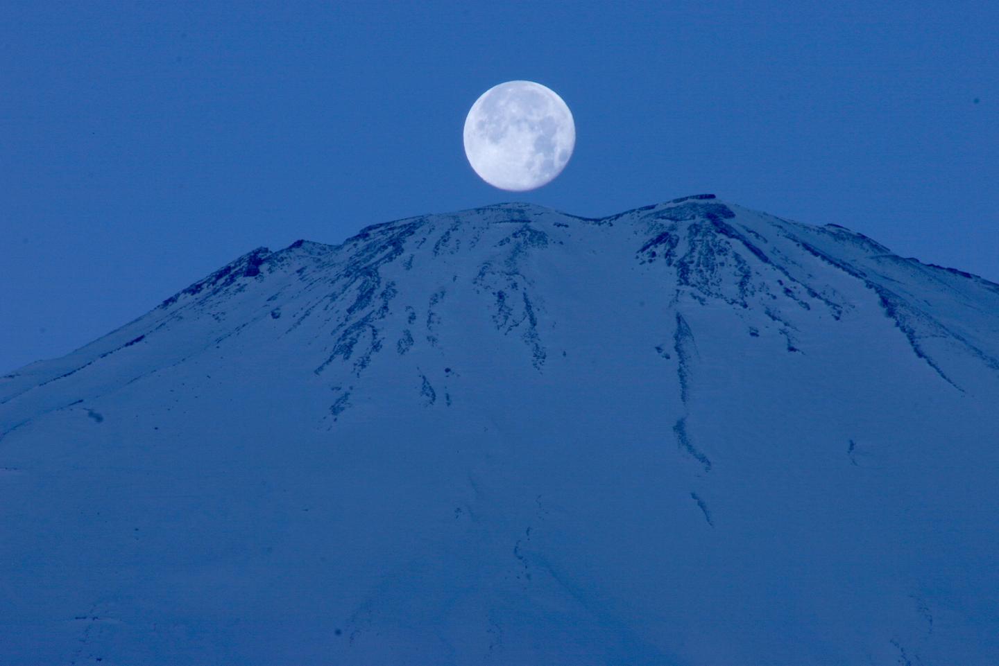 富士山頂の残月 デジカメあはは