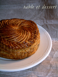 りんご入りのガレット デ ロワ ｇａｌｌｅｔｔｅ ｄｅｓ ｒｏｉｓ Table Et Dessert