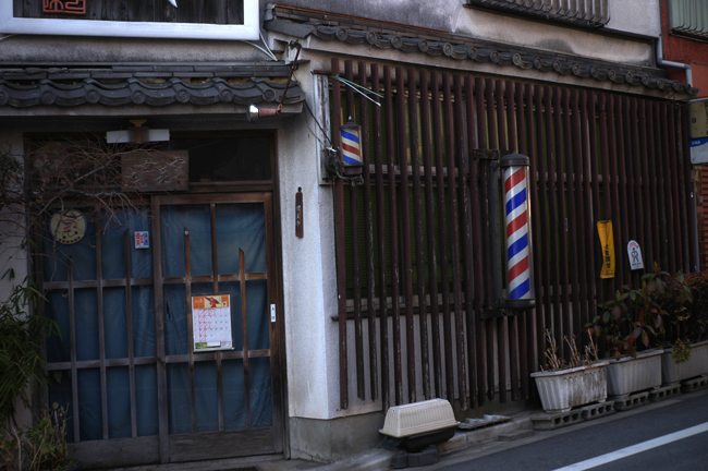 床屋さんの前を通る人 西荻窪 銅の匙 記憶の旅 床屋さんの前を通る人 西荻窪 銅の匙 記憶の旅