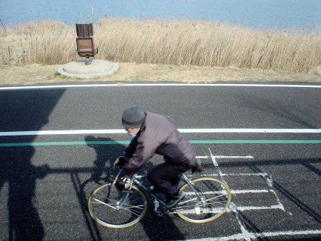 フラットな舗装路は自転車にとって面白いのか_a0034181_2023525.jpg