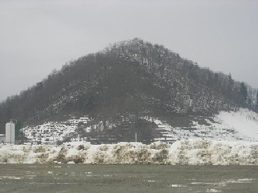 山形県東置賜郡高畠町 上 根岸山 下 愛宕山 例外掲載 ピラミッド山 東北のピラミッド 探し登った富士の山々 山形県東置賜郡高畠町 上 根岸山 下 愛宕山 例外掲載 ピラミッド山 東北のピラミッド 探し登った富士の山々