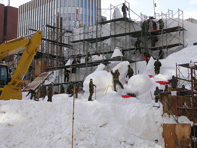 雪まつり雪像作り_b0055585_1115811.jpg