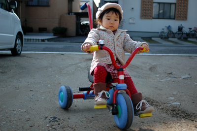 三輪車で後ろへお散歩_b0061588_613689.jpg