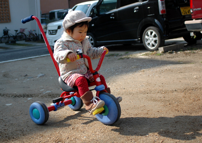 三輪車で後ろへお散歩_b0061588_615066.jpg