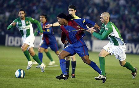 LIGA06-07#15 Real Betis  1 - 1  FC Barcelona - Ronaldinho _e0039513_21351669.jpg