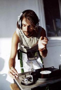 RICARDO VILLALOBOS [Fizheuer Zieheuer] : Don't trust under 30.