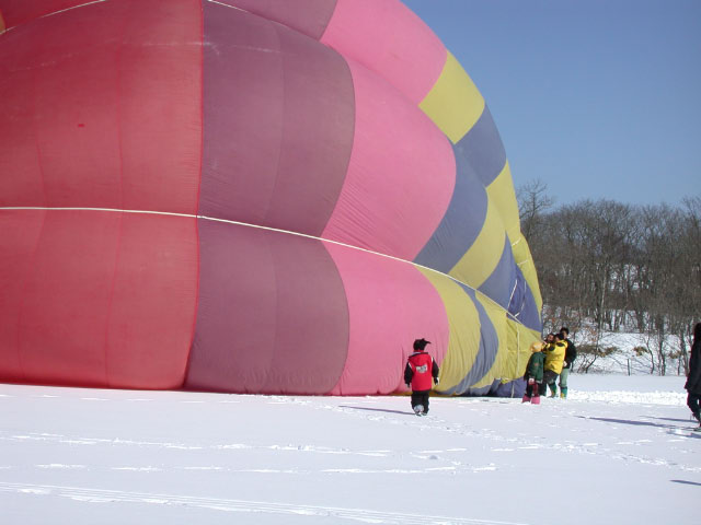 雪原で上げる熱気球_e0100772_23239.jpg