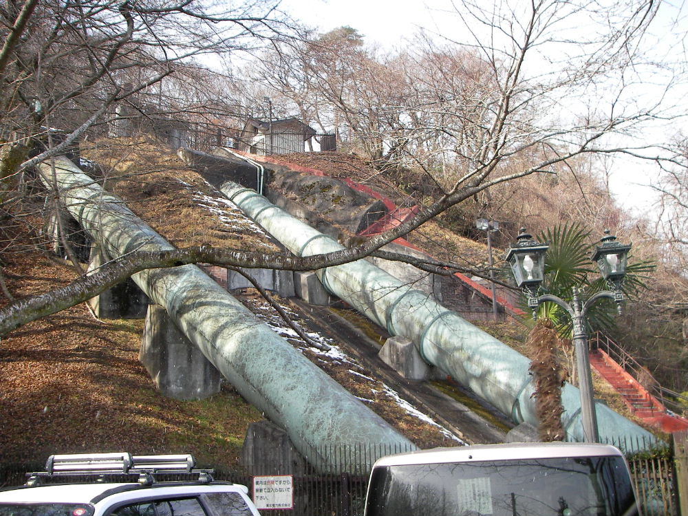 三居沢発電所と三居沢不動尊 ペンギンの足跡 三居沢発電所と三居沢不動尊 ペンギンの足跡