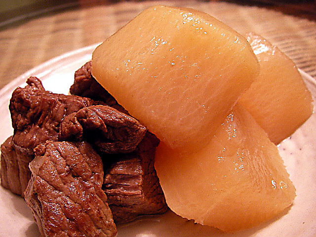 出張シェフちょっと再開: けんちん汁、大根と牛肉の煮物、鮭ごはん_e0061902_6395110.jpg
