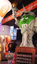 M&M\'sに学ぶマーケティングの本質 -M&M\'s World Store NYC_b0007805_9162443.jpg