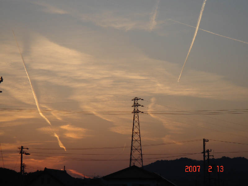 夕焼け空に、あまりにも美しい飛行雲_d0007071_21452893.jpg