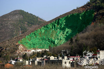 緑ペンキを塗って「緑化」完了　中国_a0015555_204973.jpg