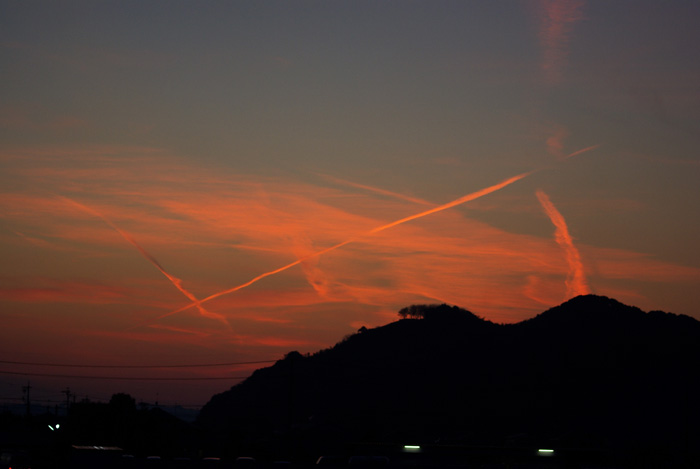 飛行機雲のある夕焼け_d0072720_71624.jpg