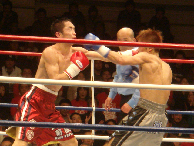 河野公平、涙の戴冠！日本スーパーフライ級新王者に！（2.12後楽園