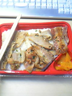 コンビニ弁当を食べてます_f0084436_23593380.jpg