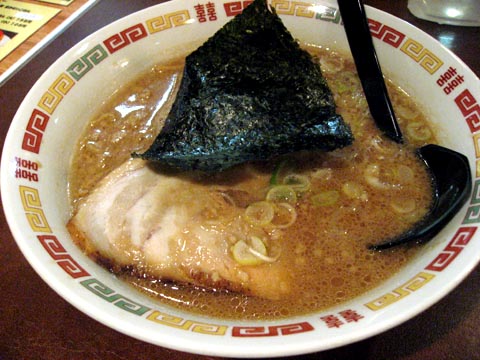 札幌だから　サッポロラーメン　でも『醤油とんこつ』・・・_f0056567_8225059.jpg