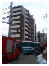 福知山線脱線事故現場のマンション (34°44’27.N 135°25’34.E)_b0063958_7175277.jpg