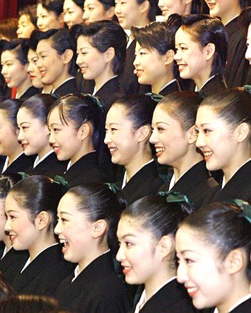 宝塚音楽学校で卒業式 夕焼け小焼け 宝塚音楽学校で卒業式 夕焼け小焼け