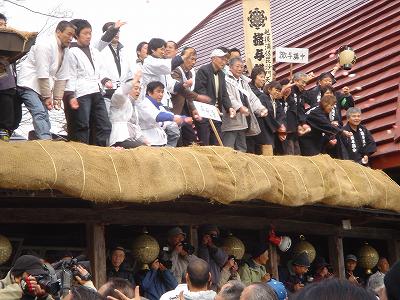 裸押合い祭り(福餅撒与、我が家に御灰像4体)_b0092684_23575515.jpg