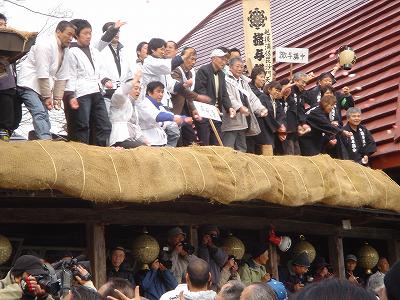 裸押合い祭り（福餅撒与、我が家に御灰像4体）_b0092684_23575515.jpg