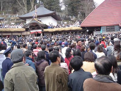裸押合い祭り(福餅撒与、我が家に御灰像4体)_b0092684_2359242.jpg
