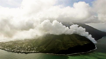 ストロンボリ島の火山爆発で住民避難_f0127501_1401420.jpg