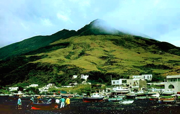 ストロンボリ島の火山爆発で住民避難_f0127501_14285793.jpg