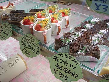 甘さひかえめ、ふわふわとろけるクリーム＆スポンジが美味！「アンジェリーナ」_f0059014_0133675.jpg