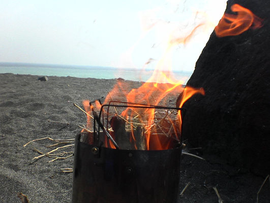 ウルトラライトな twig stove // 海岸で火入れ_f0113727_5235633.jpg