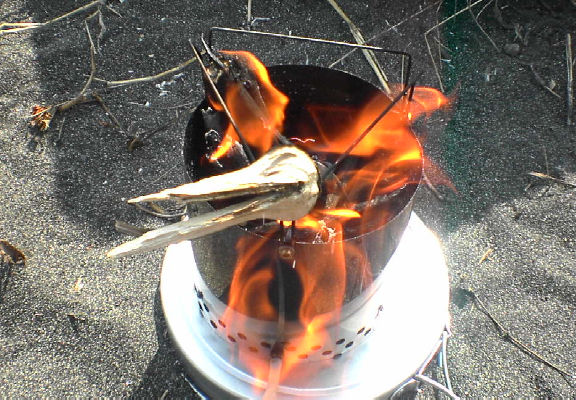 ウルトラライトな twig stove // 海岸で火入れ_f0113727_5243935.jpg
